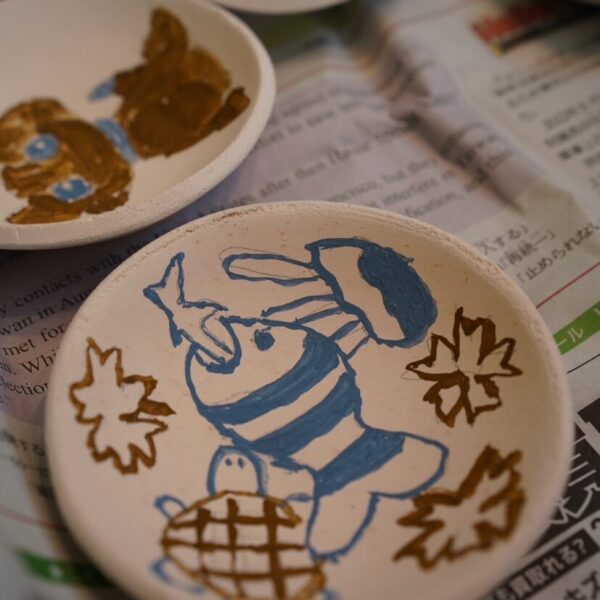 絵付け体験　©SEN CERAMIC WORKS