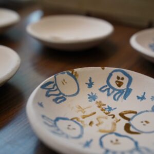 絵付け体験　©SEN CERAMIC WORKS